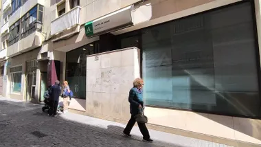 Varias personas están en el exterior del Centro de Salud El Mentidero