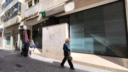 Varias personas están en el exterior del Centro de Salud El Mentidero