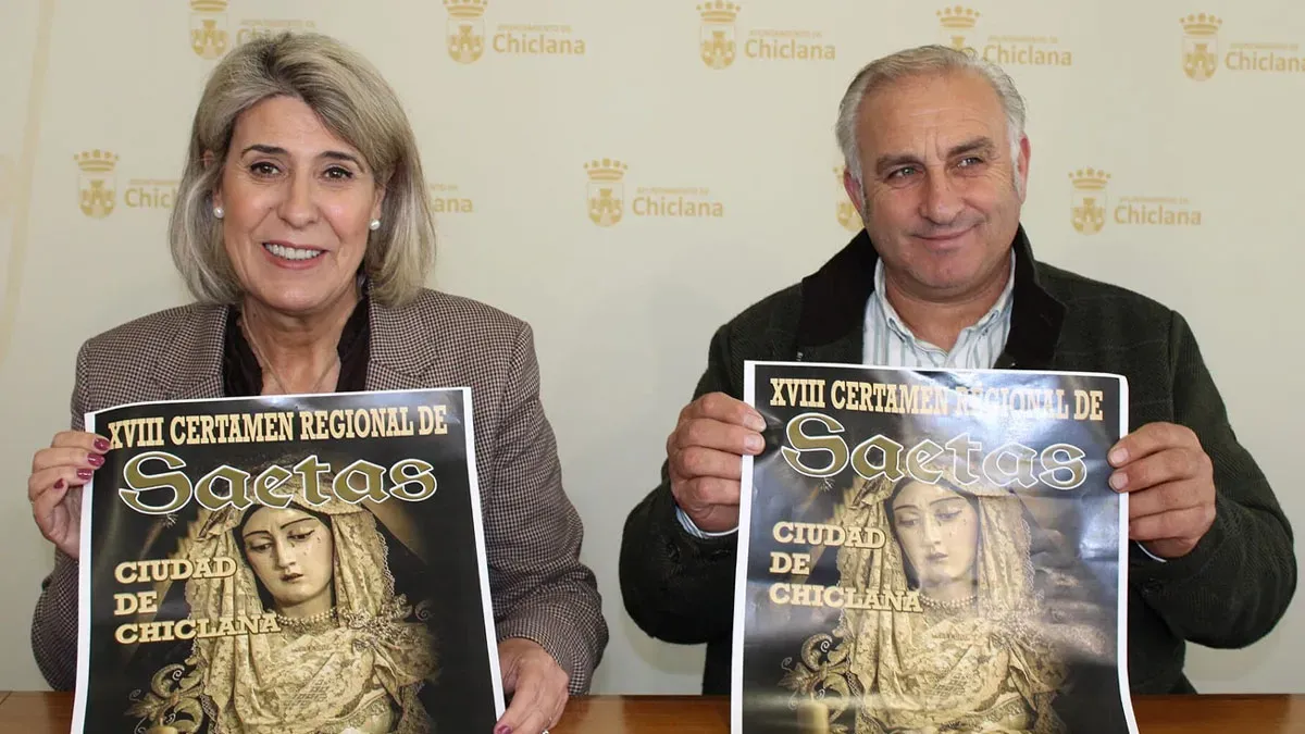 Dos personas sostienen un cartel, son Mª Ángeles Martínez Rico, delegada municipal de Atención Vecinal, y de José Manuel González “Mané”, presidente de la Peña Flamenca Chiclanera.