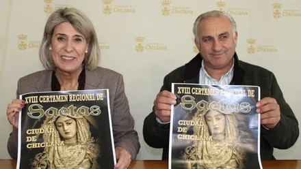 Dos personas sostienen un cartel, son Mª Ángeles Martínez Rico, delegada municipal de Atención Vecinal, y de José Manuel González “Mané”, presidente de la Peña Flamenca Chiclanera.