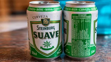 Cerveza en lata, verde y blanca, de Mercadona, hay dos latas.