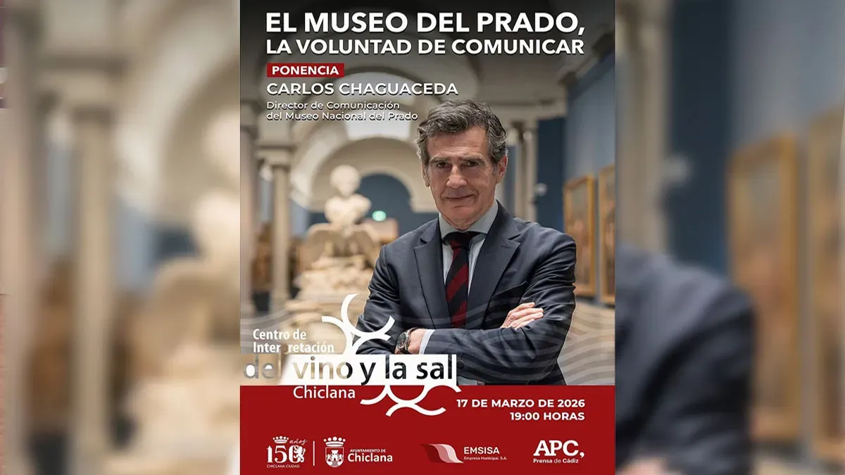 Cartel de la conferencia en Chiclana de Carlos Chaguaceda, cruzado de brazos en una sala del Museo del Prado.