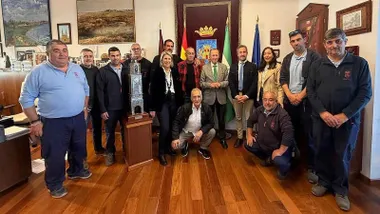 El alcalde y Manuel Gallardo junto a otras muchas personas en el homenaje.