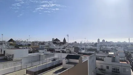 Domingo de cielos despejados y sol en Cádiz como se aprecia en esta imagen en la que se ven la cúpula del Oratorio de San Felipe, la Torre Tavira, la cúpula de la Iglesia de San Lorenzo, el segundo Puente, la Catedral y el Pirulí. Foto: José Luis Porquicho Prada.