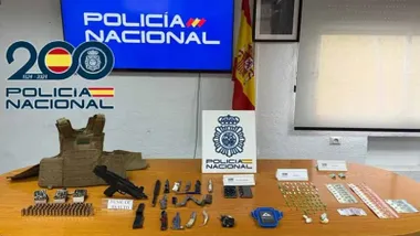 Mesa de la Policía Nacional con Droga, dinero y armas.