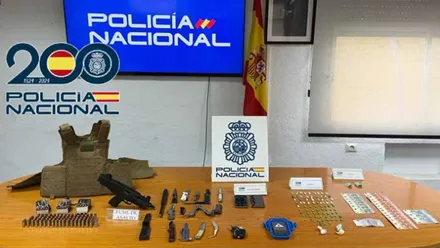 Mesa de la Policía Nacional con Droga, dinero y armas.