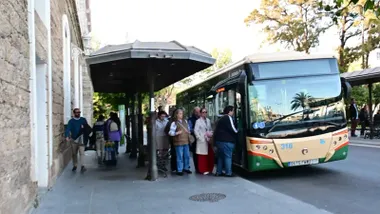 Colas en la parada del autobñus de la plaza de España este Domingo de Ramos. Foto: Eulogio García.