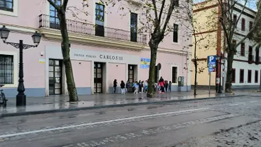 Alumnos y Alumnas del Colegio Público Carlos III de Cádiz en un día de lluvia. Foto: José Luis Porquicho Prada.