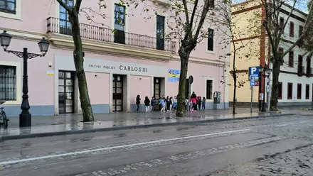 Alumnos y Alumnas del Colegio Público Carlos III de Cádiz en un día de lluvia. Foto: José Luis Porquicho Prada.
