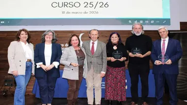 Los homenajeados junto al alcalde de Chiclana José María Román.