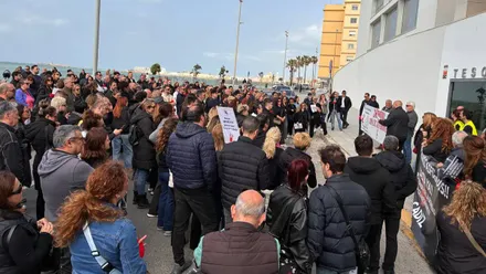 Concentración personas autónomas Cádz ante la Tesorería de la Seguridad Social en Cádiz.