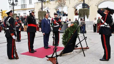 Soldados cuadrándose junto al alcalde de Chiclana en un momento del homenaje.