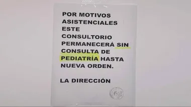 Folio pegado en una pared anunciando que no hay consulta con pediatra.