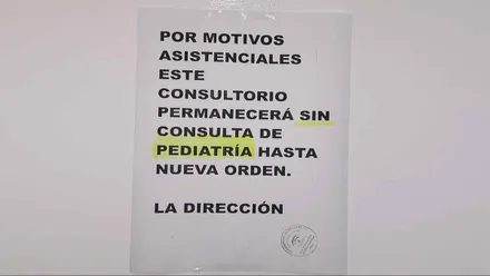 Folio pegado en una pared anunciando que no hay consulta con pediatra.