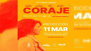 Cartel en tono anaranjado y rojizo de la obra teatral "Coraje".