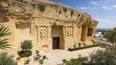 Piedra color albero del "Coto de las Canteras" con figuras esculpidas.