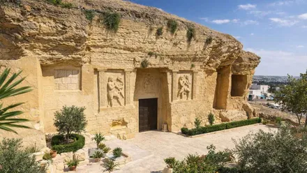 Piedra color albero del "Coto de las Canteras" con figuras esculpidas.