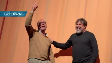 David Carapapa y Tino Tovar en su improvisada actuacion en la final del concurso del Carnaval de Peligros.