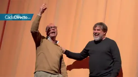 David Carapapa y Tino Tovar en su improvisada actuacion en la final del concurso del Carnaval de Peligros.