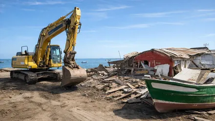 Excavadora derribando las chozas.