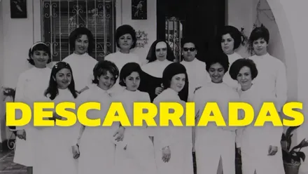 Imagen en blanco y negro de un fotograma de "Descarriadas" de Jon Sistiaga, con letras amarillas.