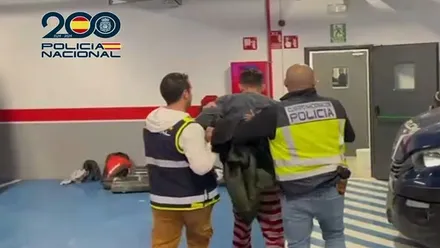 Detenido fugado en Jerez, esposado, y llevado por dos policías nacionales.