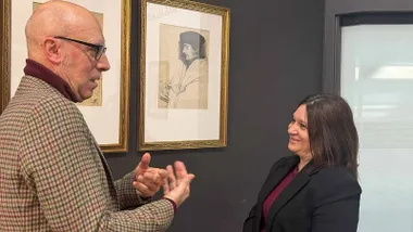 Susana Rivas y Jesús Romero conversan junto a unos retratos.