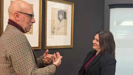 Susana Rivas y Jesús Romero conversan junto a unos retratos.