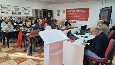 Miembros, hombres y mujeres, de la dirección comarcal de CC.OO tomando notas.