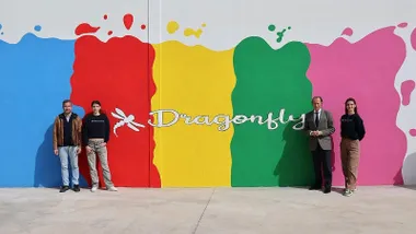 Puesta colorida de "Dragonfly" con el alcalde y las propietarias.