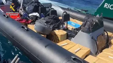 Planeadora cargada con fardos de droga.