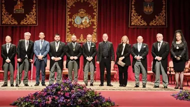 Pregonero junto a las autoridades en el Pregón de El Puerto.