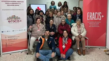 Miembros de ERACIS+ y Cruz Roja en los actos del 8M.