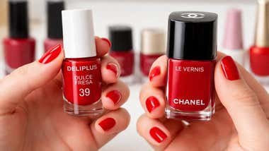 Dos envases con esmalte de uñas en color rojo.