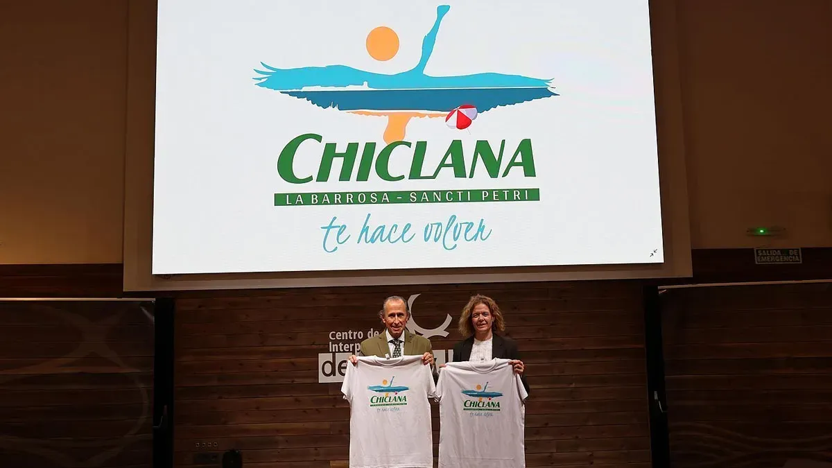 "Chiclana te hace volver" con el nuevo logo.