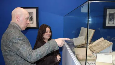 La delegada municipal de Cultura, Susana Rivas, ha inaugurado la exposición ‘La creación del mundo’, que estará abierta al público en el Museo de Chiclana hasta el próximo 10 de mayo. Acto en el que ha estado acompañada por el director del Museo, Jesús Romero.