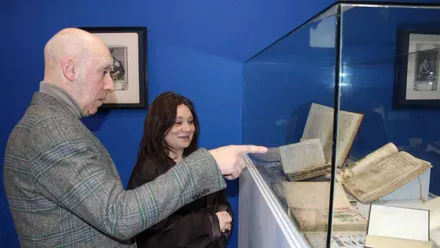 La delegada municipal de Cultura, Susana Rivas, ha inaugurado la exposición ‘La creación del mundo’, que estará abierta al público en el Museo de Chiclana hasta el próximo 10 de mayo. Acto en el que ha estado acompañada por el director del Museo, Jesús Romero.