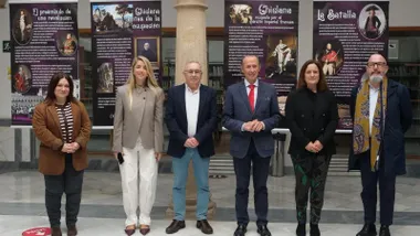Autoridades municipales y organizadores posando delante de los paneles explicativos de la exposición en Chiclana.