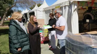 Delegada conversa con uno de los restauradores.