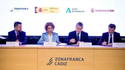 Momento de la firma del convenio de cesión del terreno de la antigua CASA patra la construcción del nuevo Hospital de Cádiz.