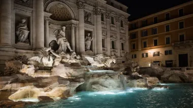 Imagen nocturna de la Fontana de Trevi, majestuosa.