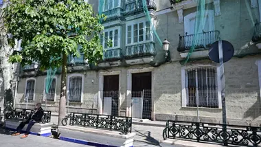 Edificio donde se ubicará el futuro centro de salud del Mentidero, en la Plaza de Mina. Foto: Eulogio García.