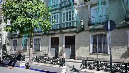 Edificio donde se ubicará el futuro centro de salud del Mentidero, en la Plaza de Mina. Foto: Eulogio García.