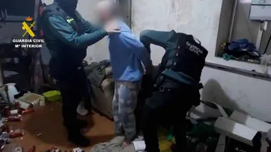 Momento de la intervención de la Guardia Civil en Alcalá de los Gazules.