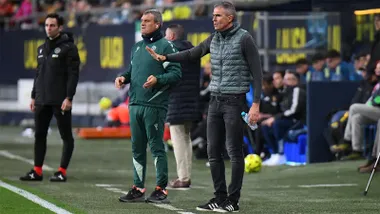 Garitano dando órdenes desde la banda en lo que podría haber sido su último partido como entrenador del Cádiz CF. Foto: Cádiz CF.