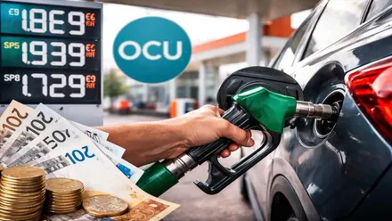 Mano poniendo gasolina en un coche y dinero junto al logotipo de la OCU.