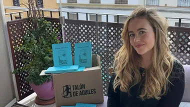 La preriodista y ahora escritora Gloria Sacaluga, con su primera obra.