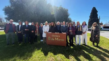 Fuerzas municipales posan en el monolito de la Glorieta del 8M en Chiclana.