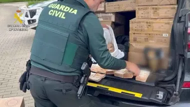 Un agente de la Guardia Civil, 150.000 euros ocultos en bolsas de plástico dentro de un vehículo.
