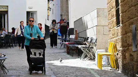 Las sllas cogiendo sitio para ver al Nazareno habían aparecido una semana antes de la procesión. El propio vecindario ha retirado la mayoría. Foto: Eulogio García.
